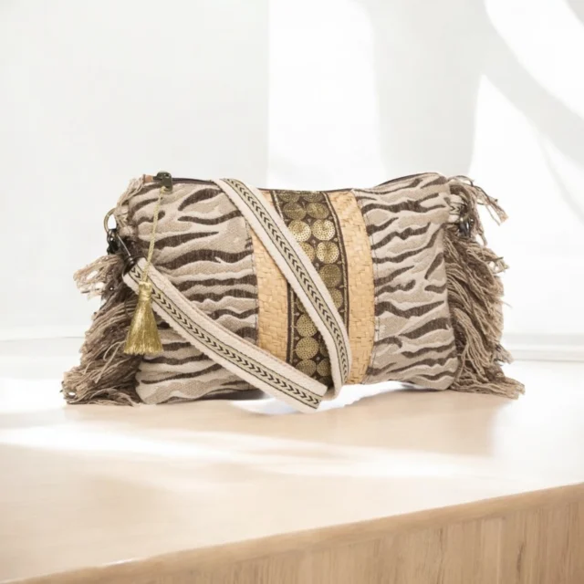 Apresentamos a nova coleção “Formentera”: Carteiras feitas com texturas naturais, que unem o estilo bojo ao moderno. 
Escolha a sua favorita e leve a essência do natural com você! ✨
www.officinaboarotto.com
#OfficinaBoarotto #ColeçãoFormentera #NovaColeção #CarteirasComEstilo
#TexturasNaturais #EstiloBohoChic
#MinimalismoNatural #ModaComIdentidade #BelezaSimples
#VesteATuaEssência