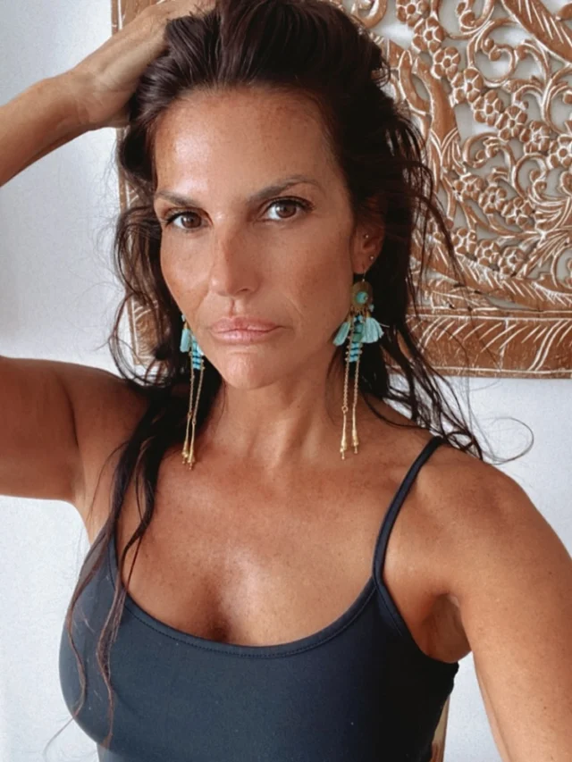 Destaque-se com elegância.
Brincos compridos com pedras em azul turquesa e acabamento dourado foram feitos para mulheres que não passam despercebidas.
Leves, sofisticados e com design exclusivo — perfeitos para valorizar qualquer look.

Disponível em mais cores na loja online.
Garanta os seus! 
https://officinaboarotto.com/categoria-produto/acessorios/brincos/ 
#officinaboarotto 
#AcessóriosFemininos #BrincosStatement #EstiloComIdentidade